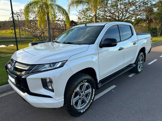 MITSUBISHI L200 TRITON 2.4 16V TURBO DIESEL SPORT HPE CD 4P 4X4 AUTOMÁTICO MITSUBISHI L200 TRITON 2.4 16V TURBO DIESEL SPORT HPE CD 4P 4X4 AUTOMÁTICO